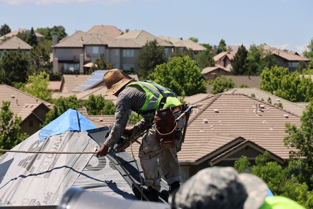 Fixins roofers coordinating a new roof installation